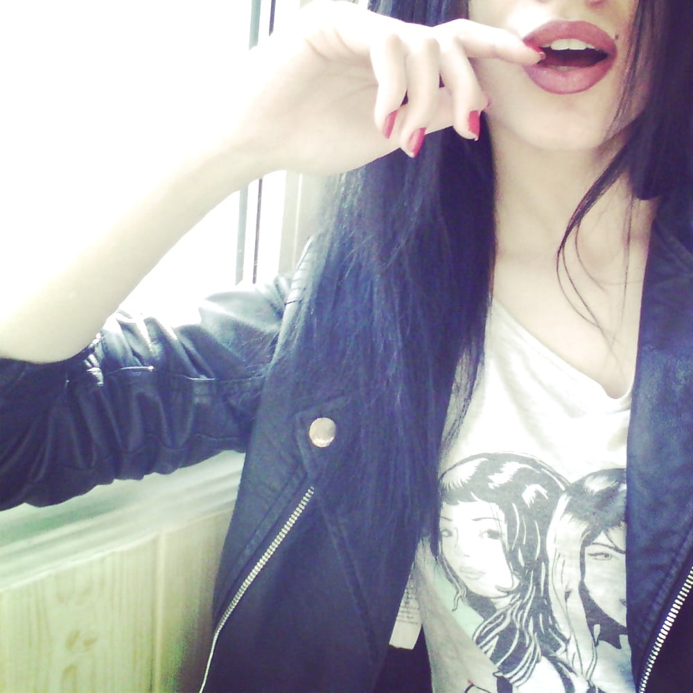 A lean, but attractive Anastacia. porn pictures