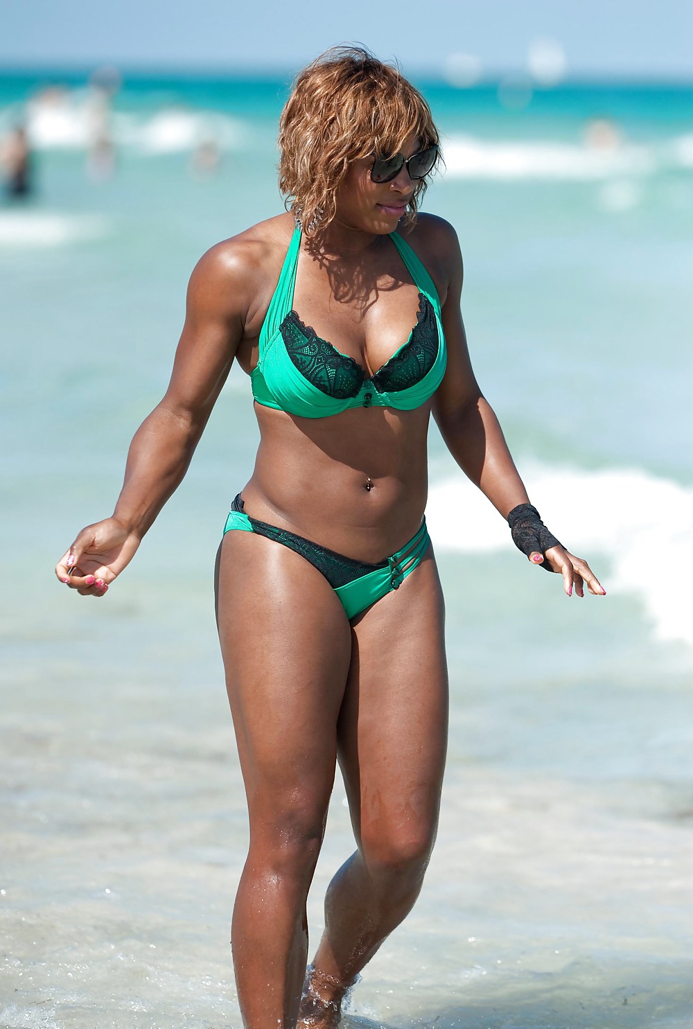 Смотрите Serena Williams Monster Ass and Boobs On The Beach In Miami - 13 ф...