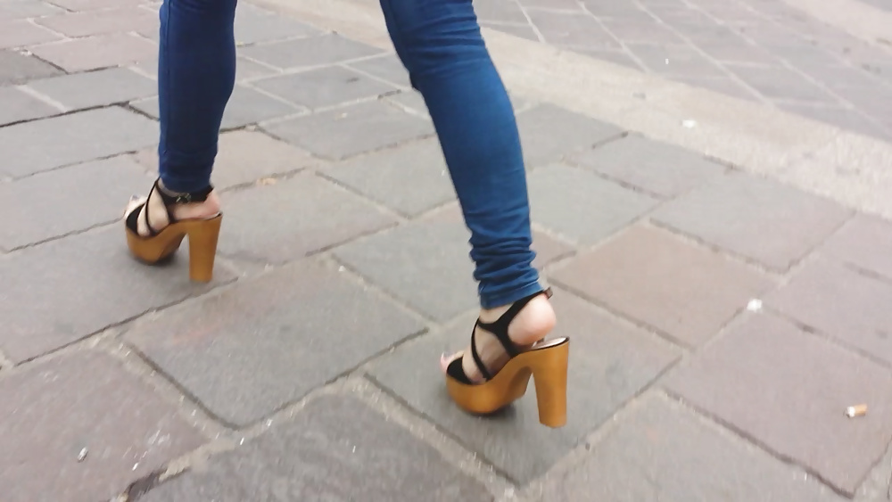candid girl french feet porn pictures