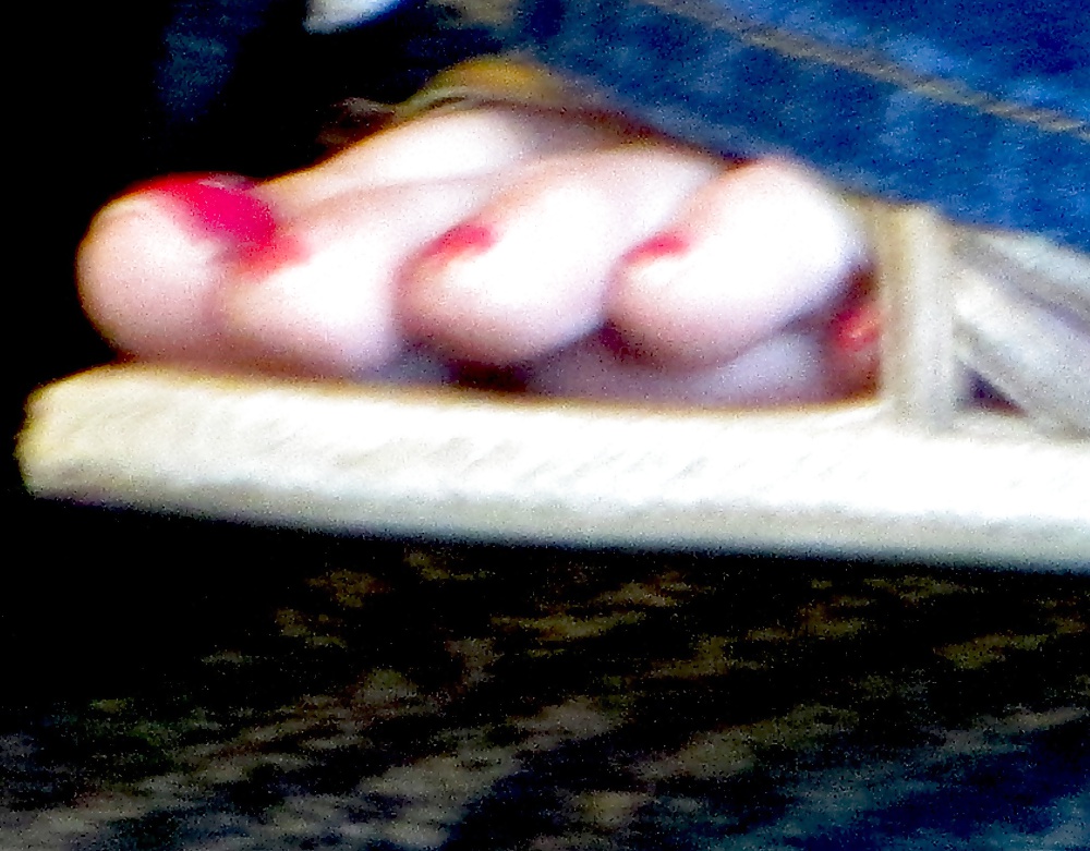 Foot Fetish: Female Toes at the Airport porn pictures