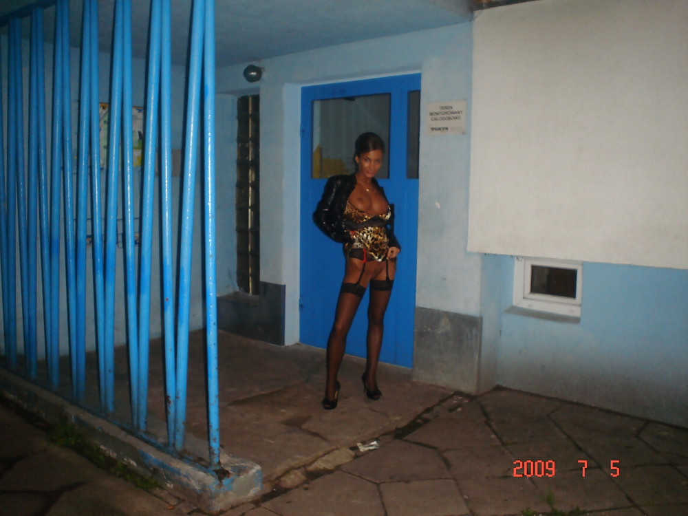 Pretty Amateur Brunette 28 porn pictures