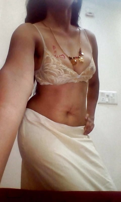Wife Bra Porn - South Indian wife showing tits in various bra porn pictures 109559430