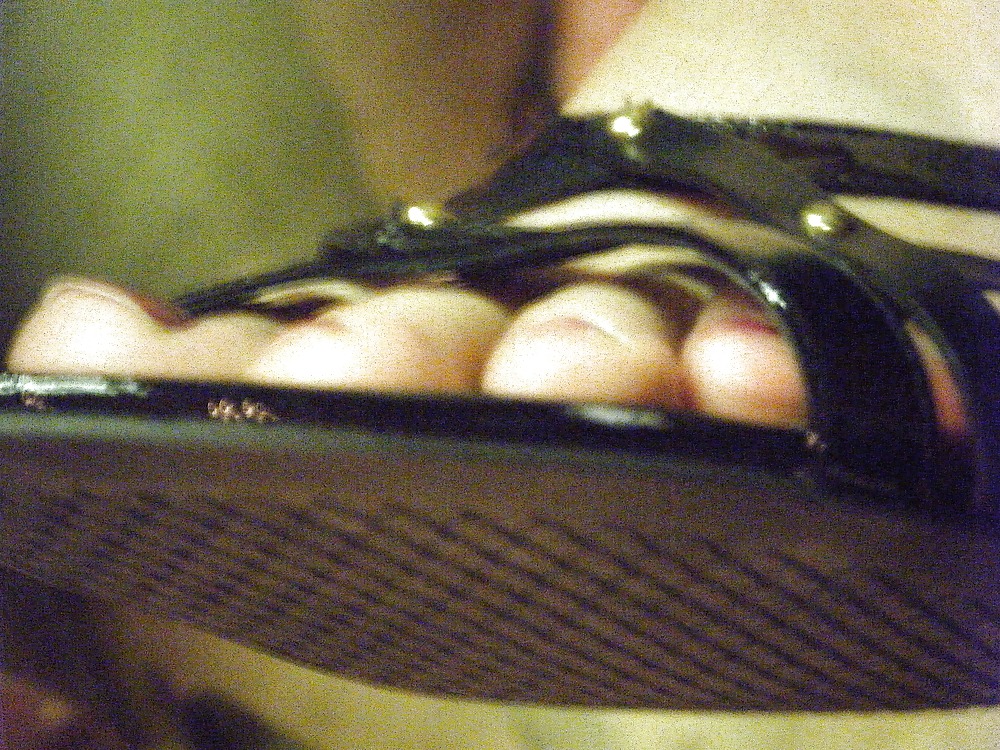 Pretty Women's Feet in Strappy Heels - No Trannies porn pictures