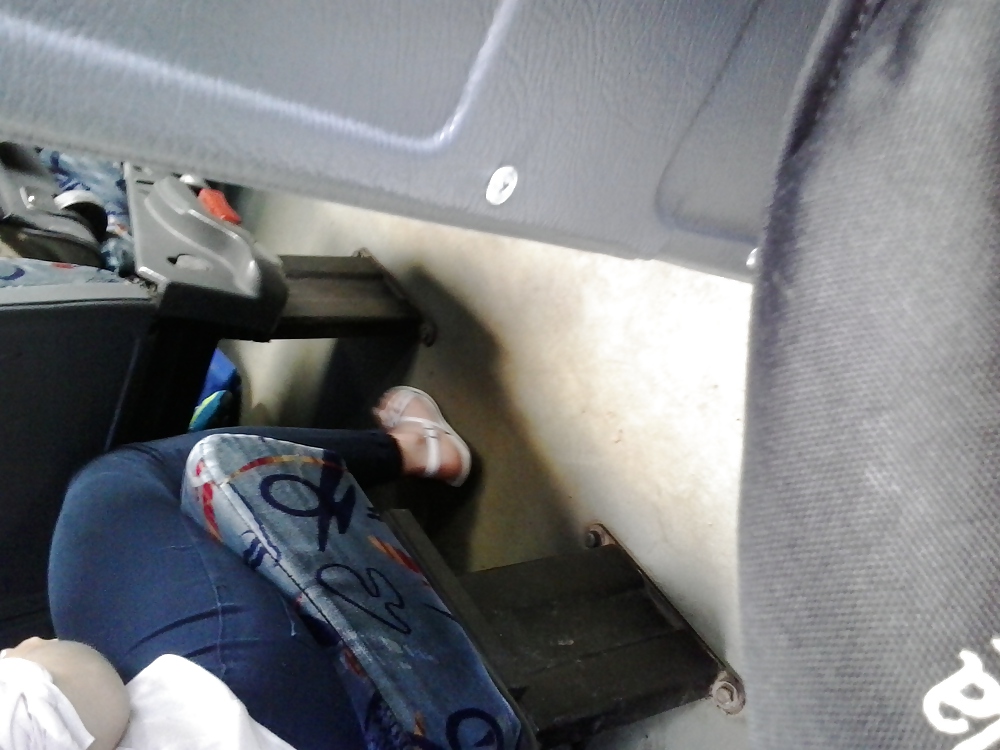 Feet Met in the Bus porn pictures