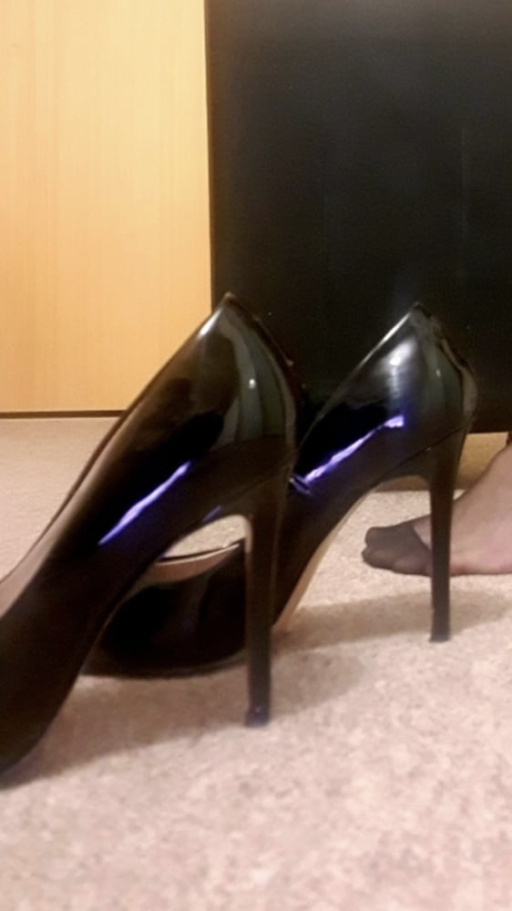 I am wearing these killer heels on my flights this week - 3 Photos 