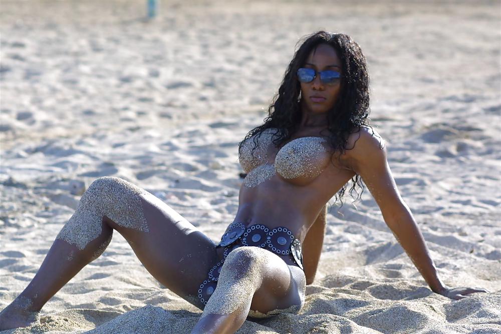 BUSTY EBONY ON THE BEACH porn pictures