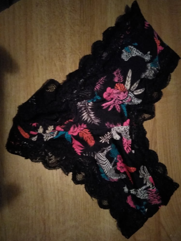 Dirty knickers sent to a guy on here - 2 Photos 