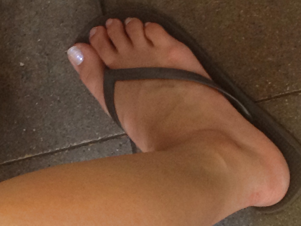 candid asian feet in flip flops porn pictures