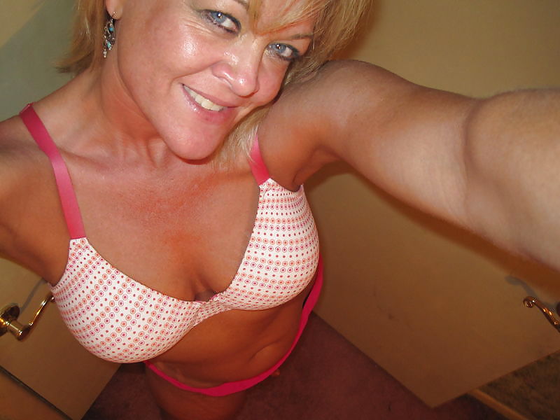 milf amy poseing in bra for me porn pictures