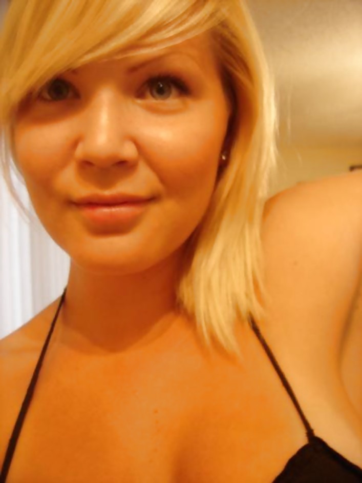 Pretty Amateur Blonde 16 porn pictures
