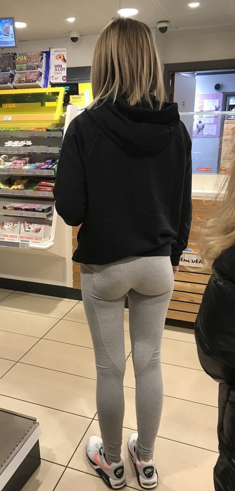 Blond with tight arse in leggings - 3 Photos 