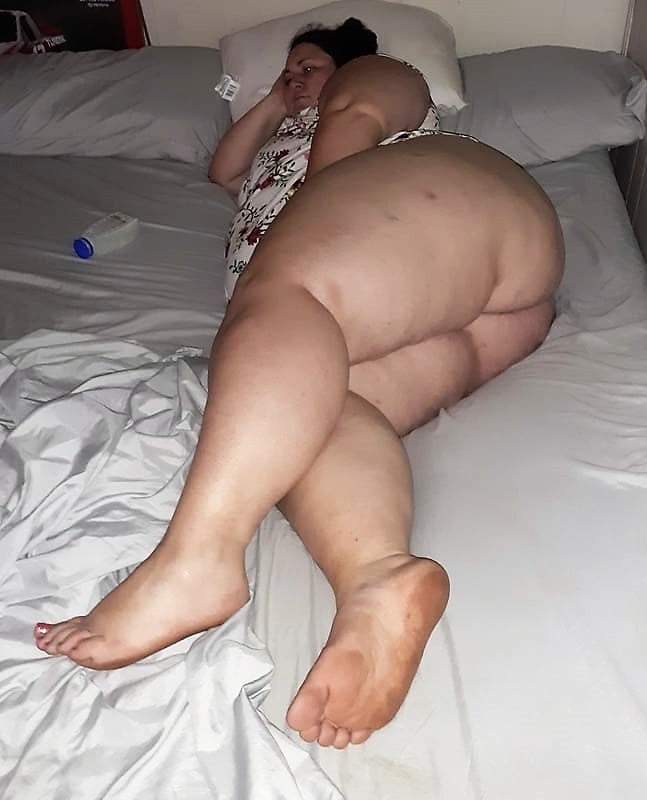 Sexy & Chubby Legs 20 - 40 Photos 