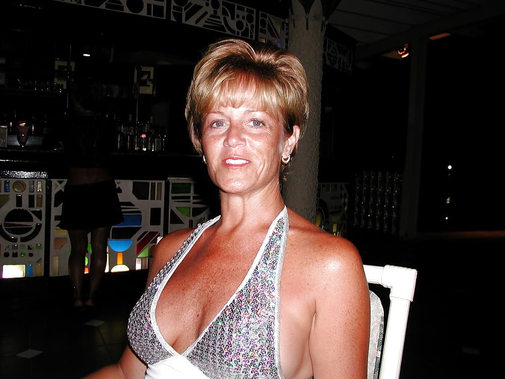 Hot Mature Milf on Vacation porn pictures