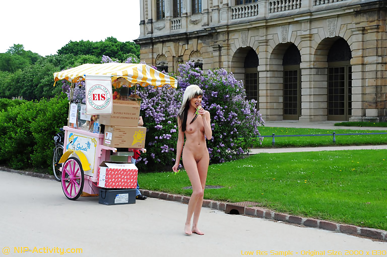 Public Nude FLASHING Amateur Beauties in a City Xes porn pictures
