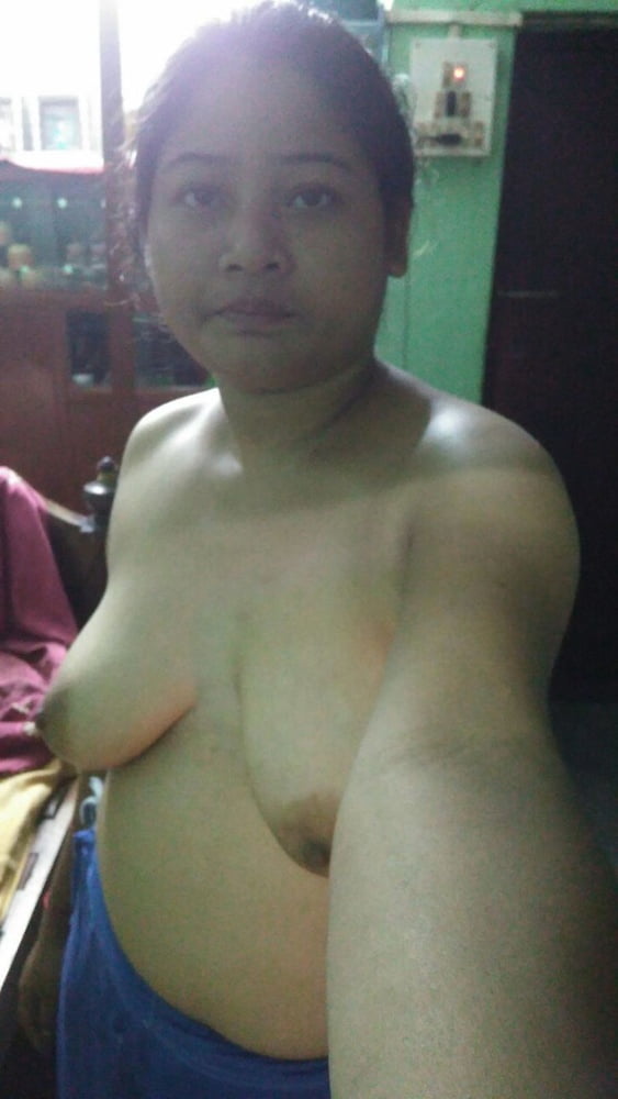 Indian chubby wife showing her nude body porn pictures