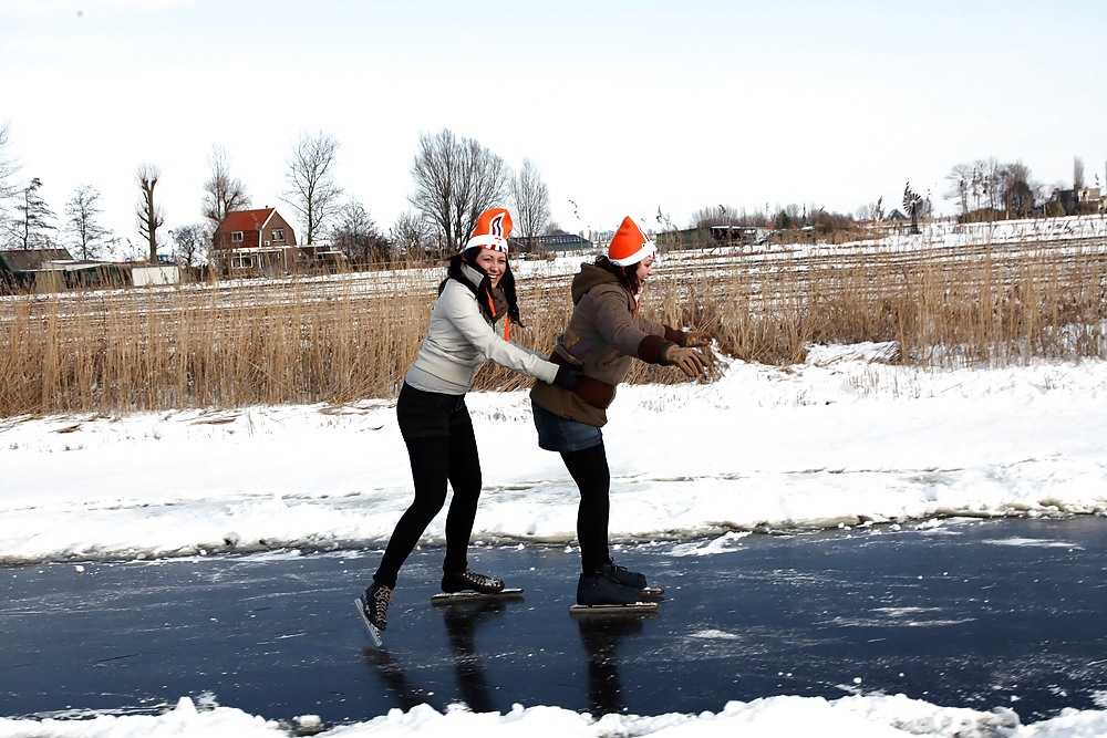 Julia,Elisa,Britt & Gylve on the Dutch Ice. porn pictures