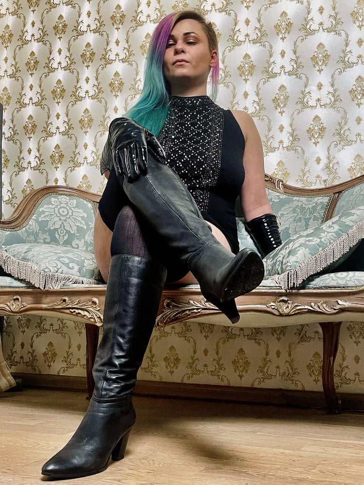 MISTRESS VIOLETTADEE - MINDBREAKERS - 17 Photos 