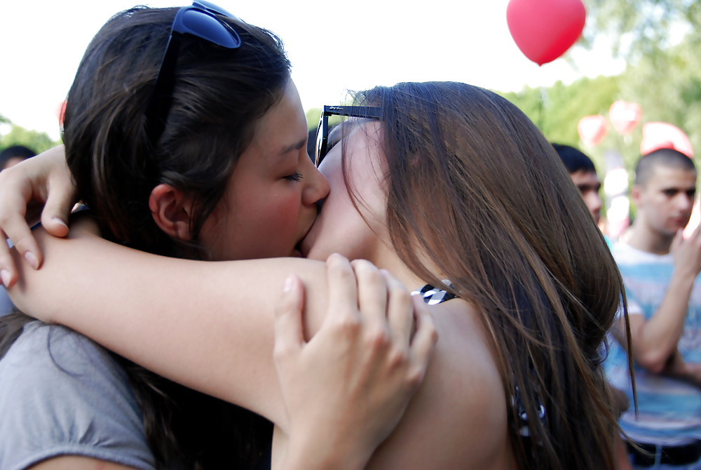 Homemade Lesbians Making Out.