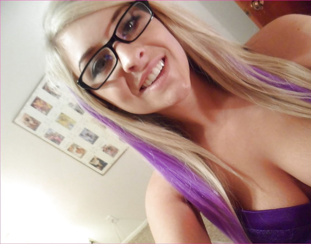 Blonde Nerd Teen Hottie porn pictures