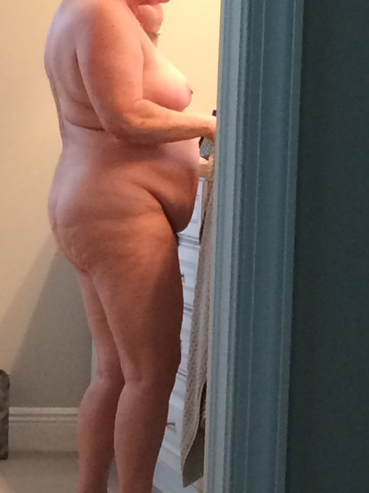Unaware Wife Out Of The Shower - 4 Pics 