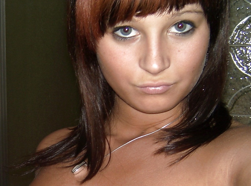 Brunette Amateur Babe porn pictures