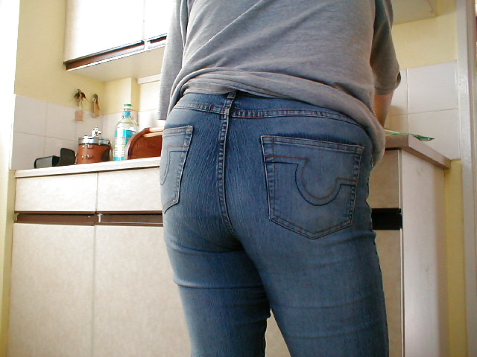 The wife's hot ass in sexy jeans porn pictures
