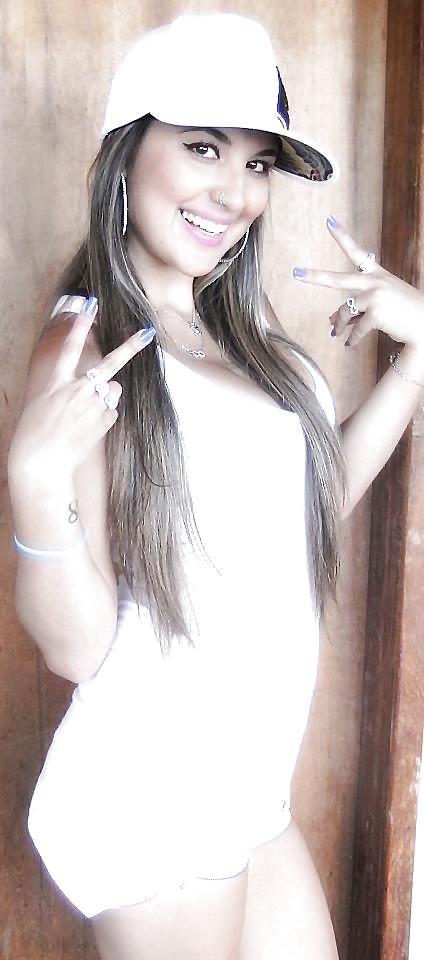 JULIA CAVALHEIRO MOREIRA porn pictures