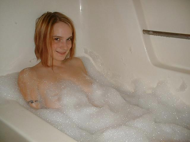 GIRL NAKED IN BATHTUBE porn pictures