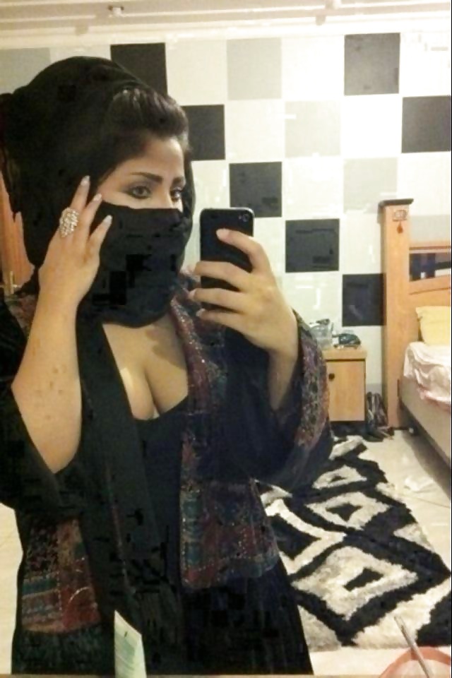 collection of arab big boobs, big ass, hijab and high heels porn pictures