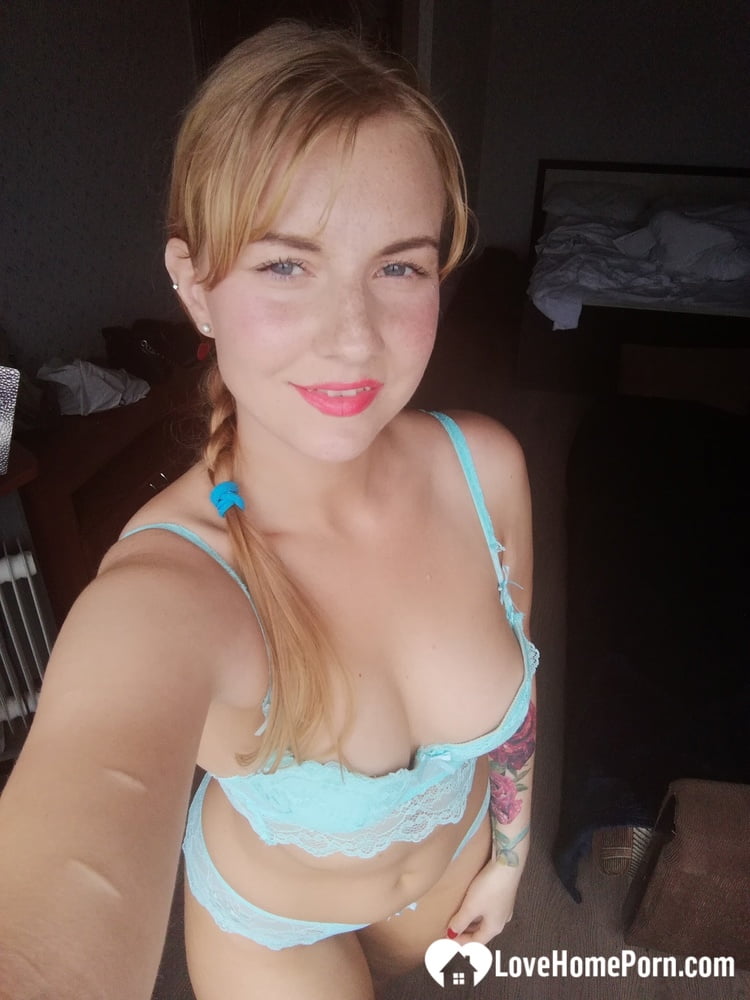A couple of selfies before the beach - 12 Photos 