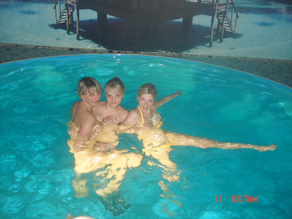 POOL BITCHES porn pictures