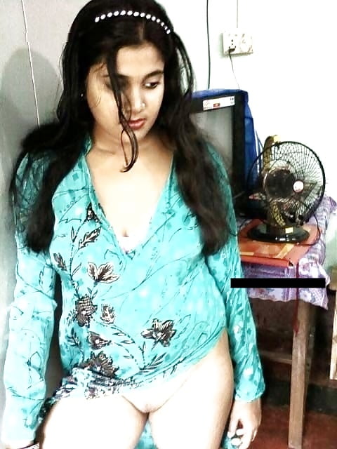 Indian girl showing her TITS and PUSSY porn pictures