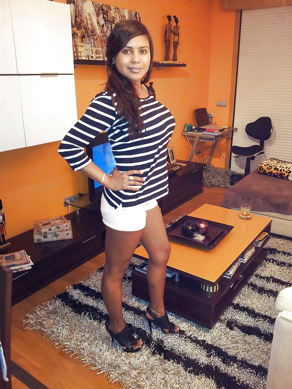 Sluts wearing ankle bracelets 3 porn pictures