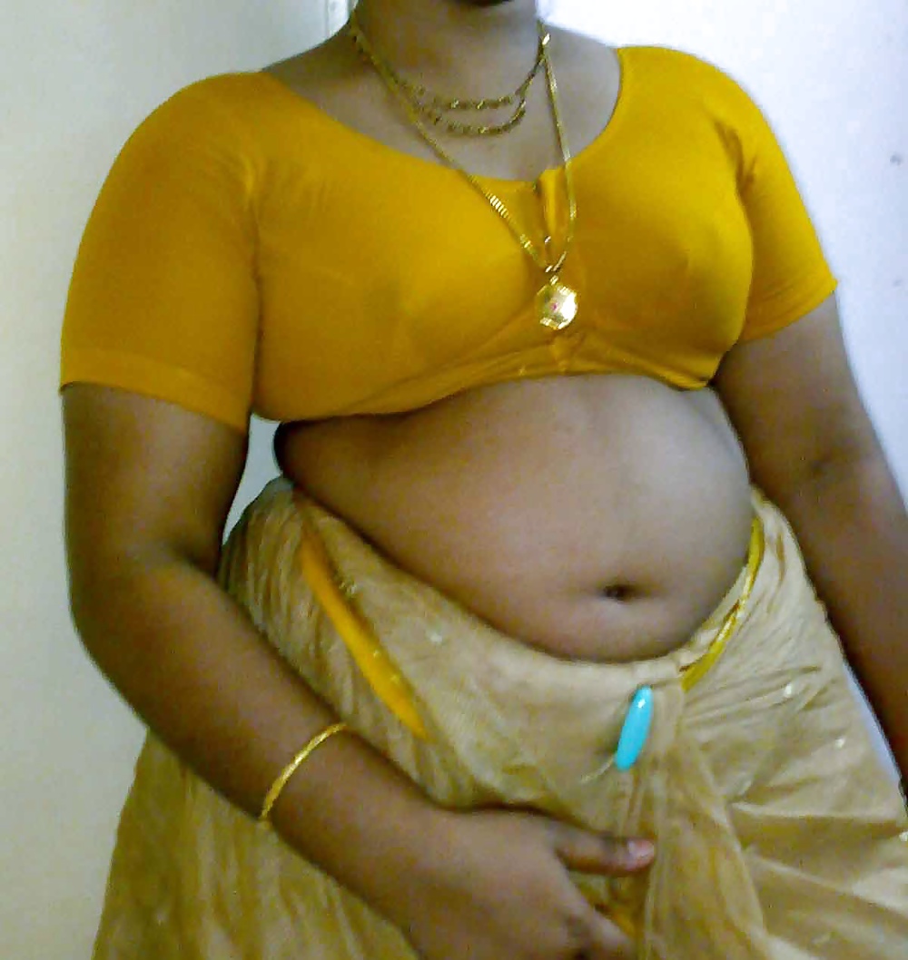 busty In aunty saree indian