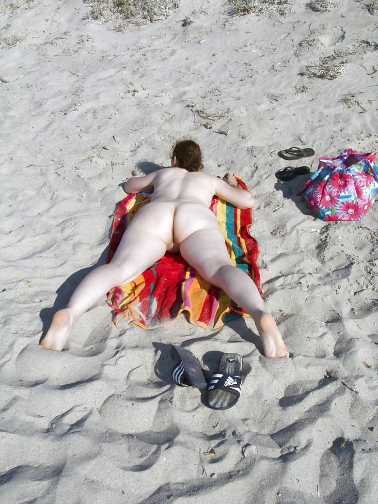Milf Woman - Big aNd White Ass - On the Beach porn pictures