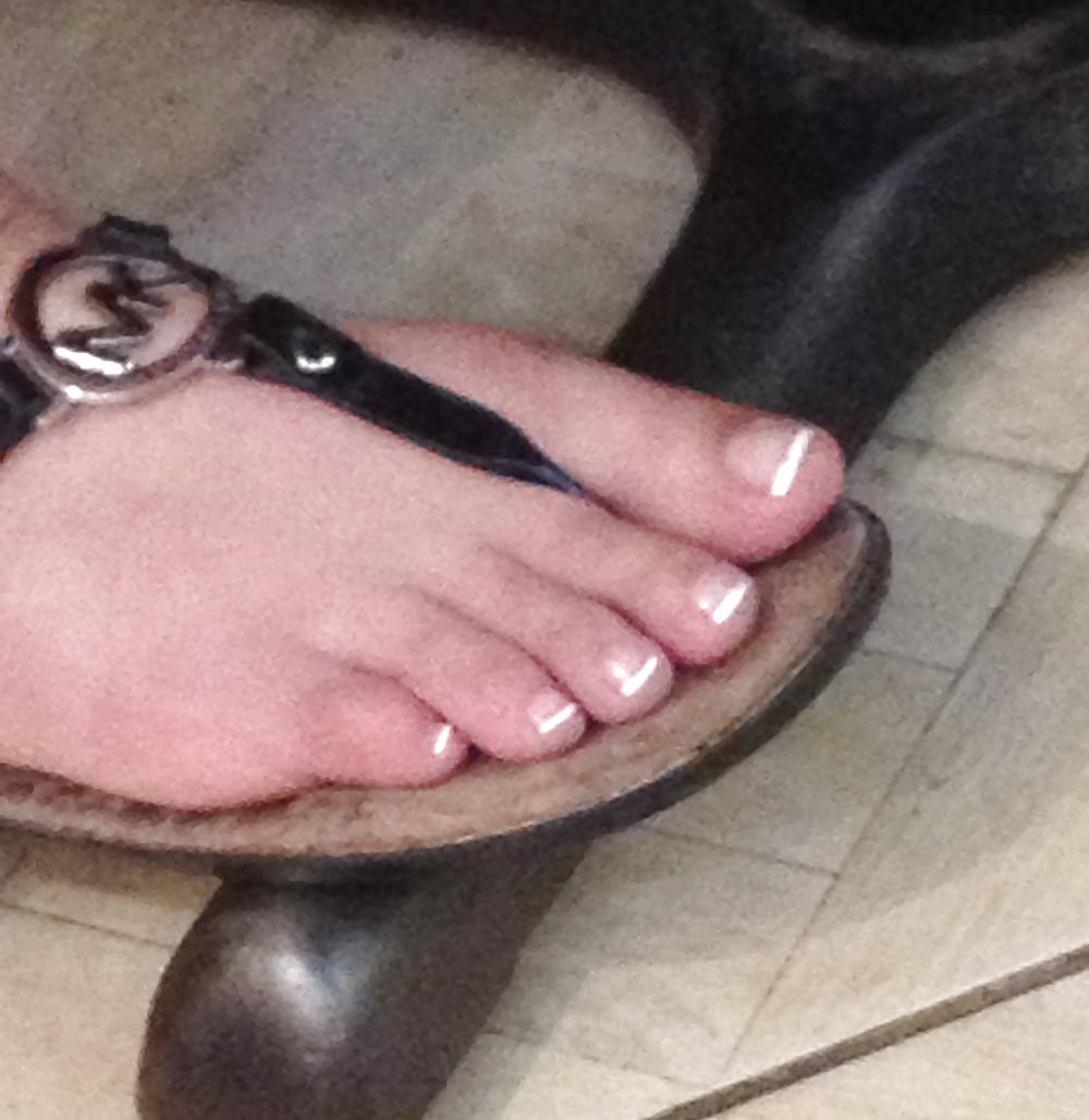 Barefoot Feet Fetish Soles Toes in Sandals porn pictures