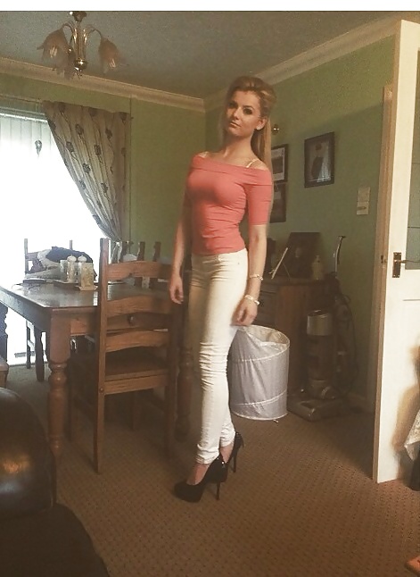 Uk bimbo Ellie porn pictures