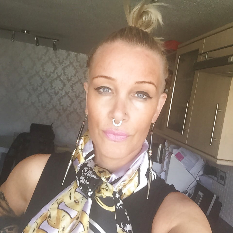 Tattooed British Mature Milf Mom Lynn - Selfies porn pictures