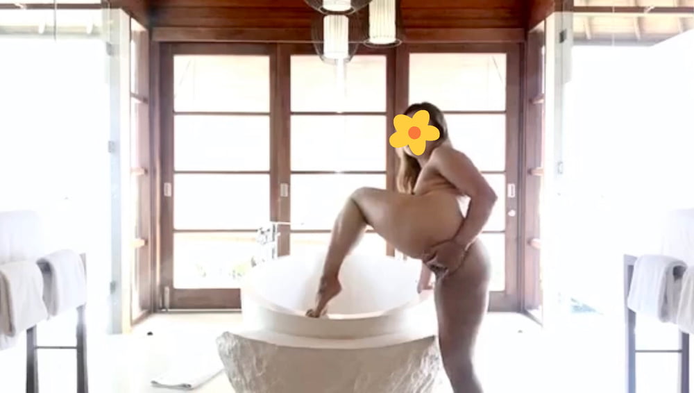 Hot girl Bathtub masturbation- 24 Photos 