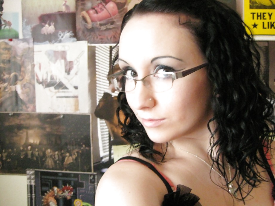 brunette slut taking selfies porn pictures