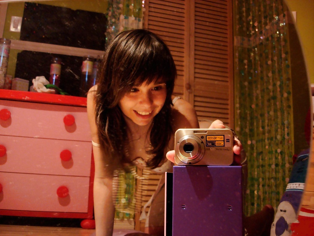 19yo Stacy takes selfies for her friends porn pictures