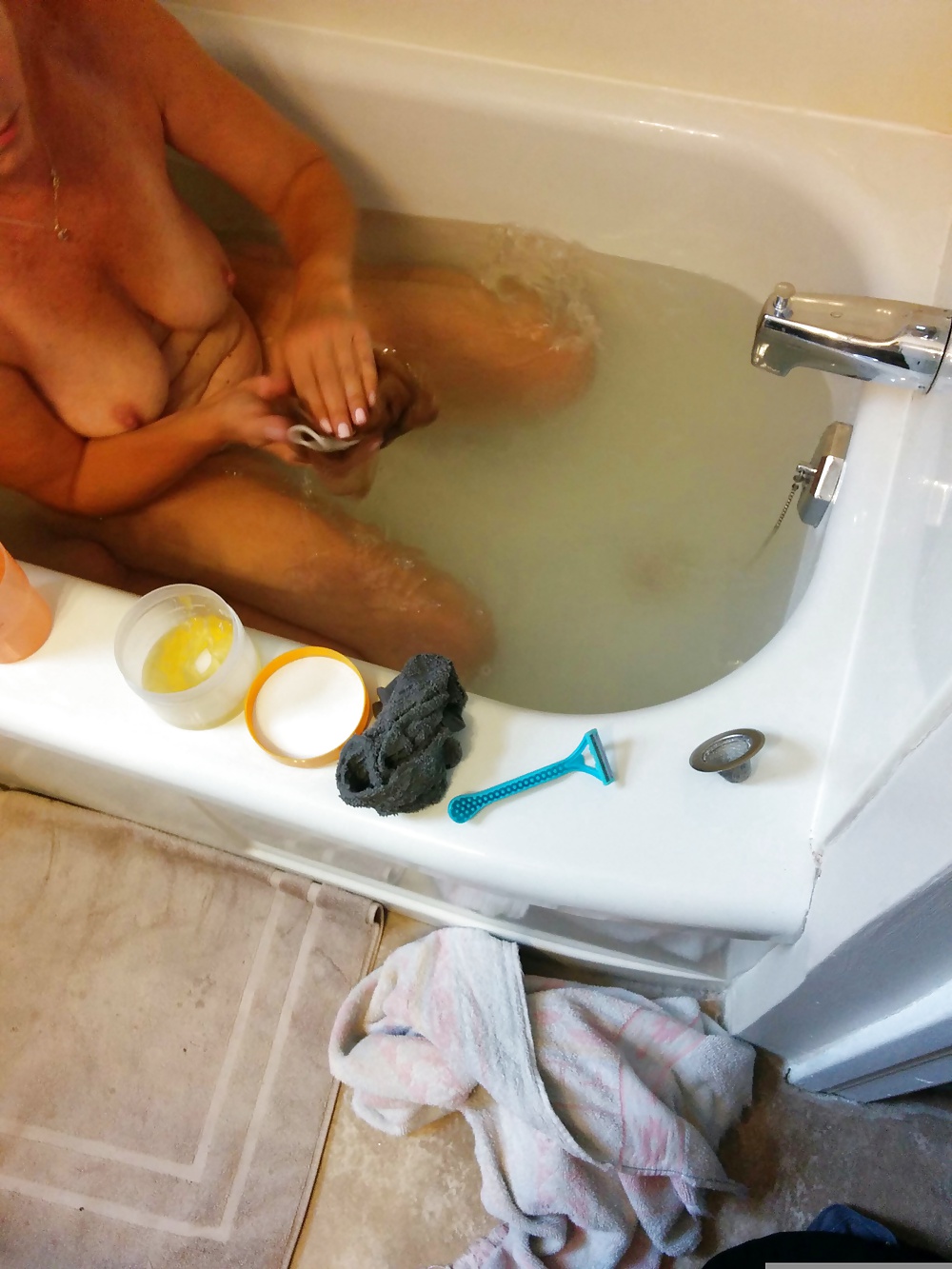 Voyeur MILF in bath porn pictures