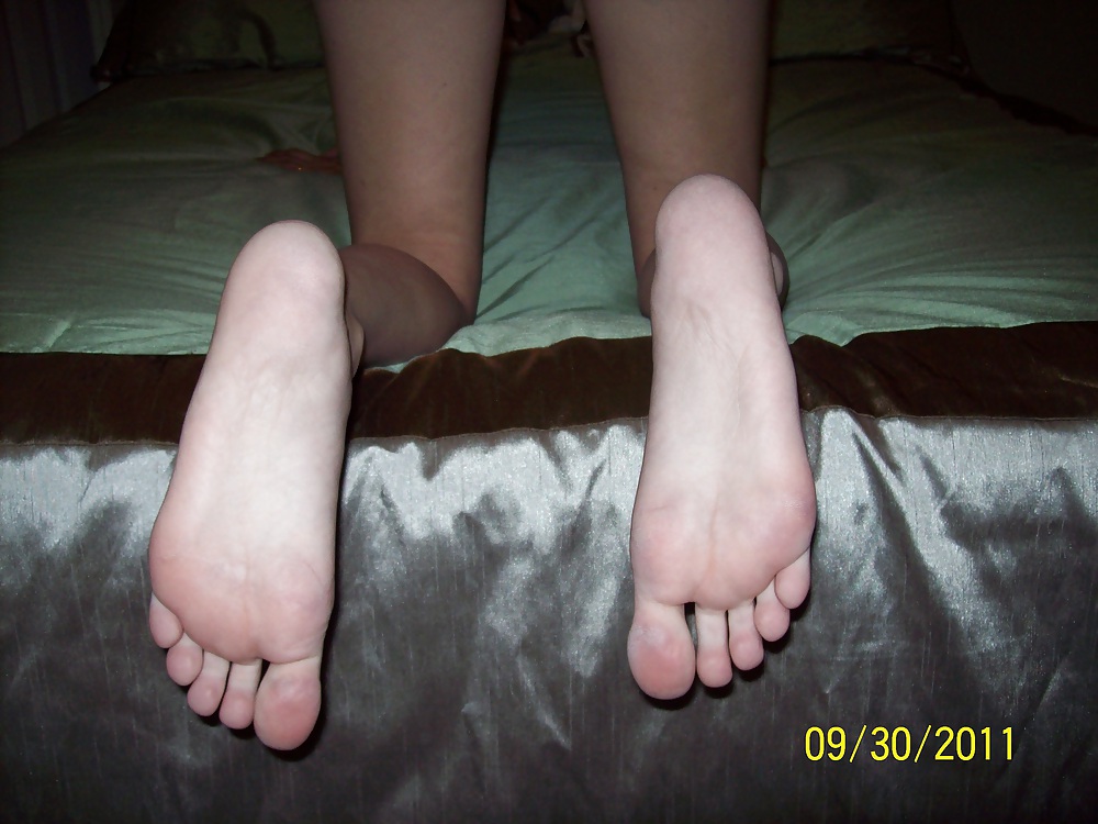 young amateur slut wife's feet n pussy porn pictures
