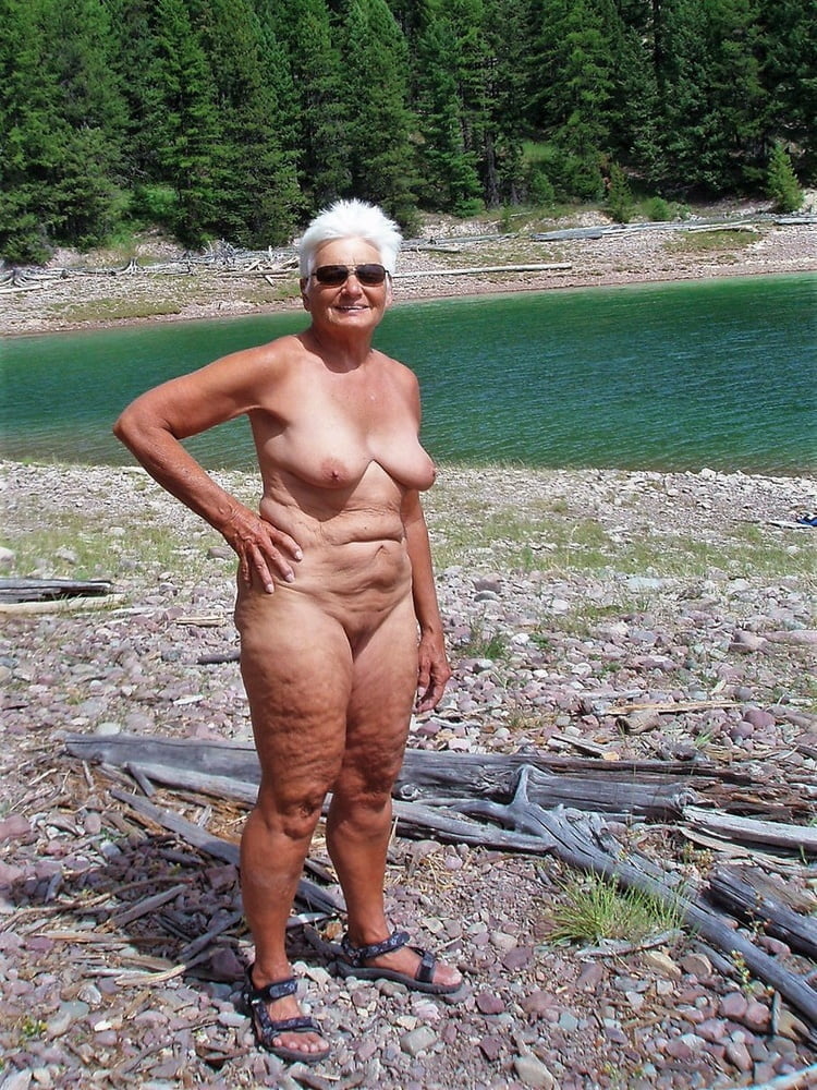 Granny nackt outdoor