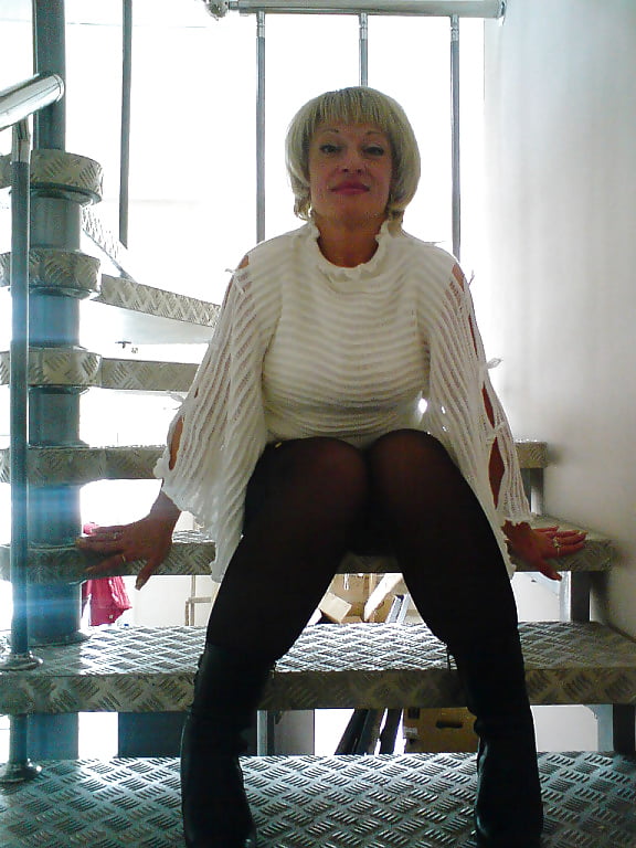 Old Mature whore with sexy legs! Amateur! porn pictures