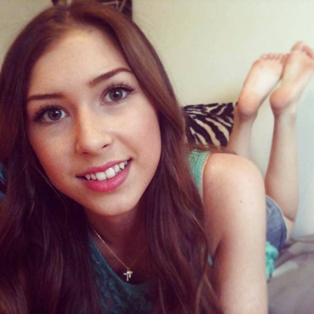 selfshot girls feet pose!!! porn pictures