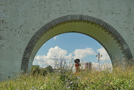 under arch         