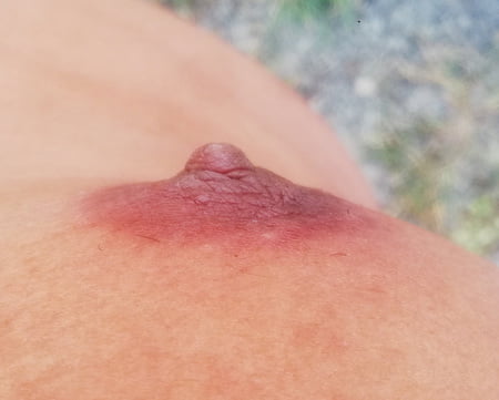 mis ricos pezones de macho deliciosas tetillas            