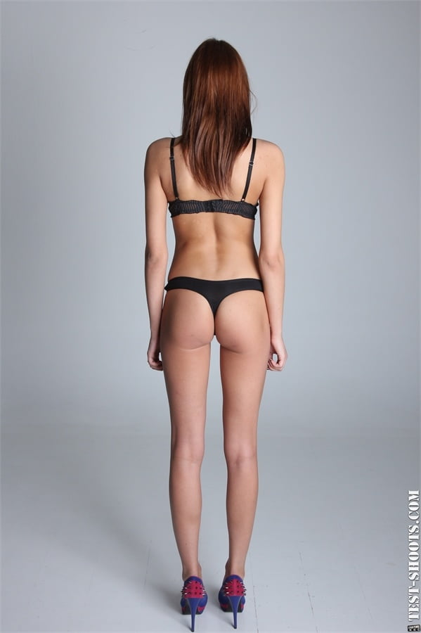 Elli super long legs fashion model in nude casting - 16 Photos 