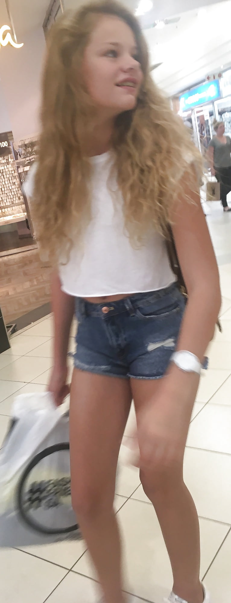 An OMG hot mall teen! Wow, just wow :) porn pictures